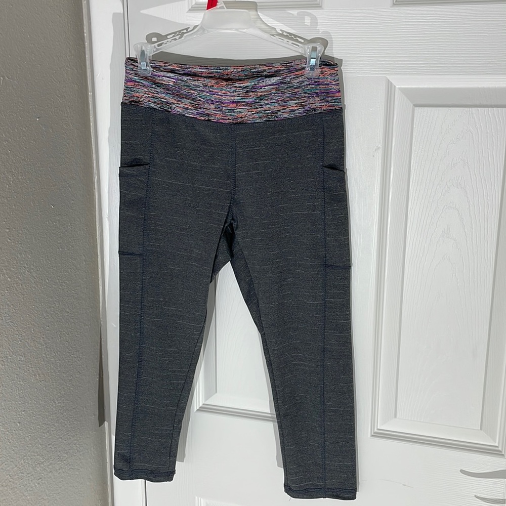 Yoga capri pants with side pockets